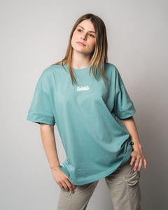 Emma ist 1,77 m und trägt M.