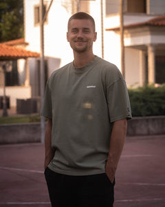 Tim ist 1,81m und trägt Größe L