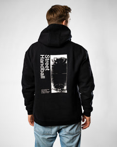 Tim ist 182 cm groß und trägt Größe L.