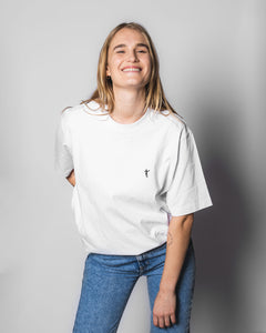 Elena ist 1,69 m und trägt M.