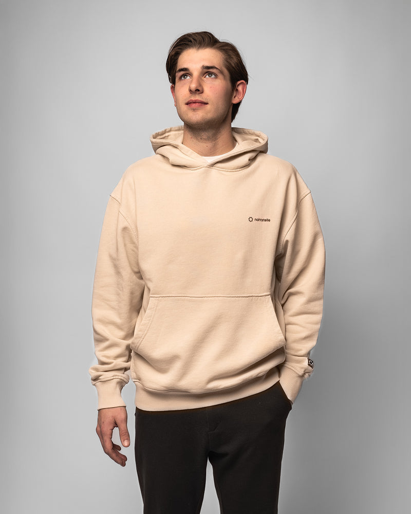 Lasse ist 1,80m und trägt Größe M