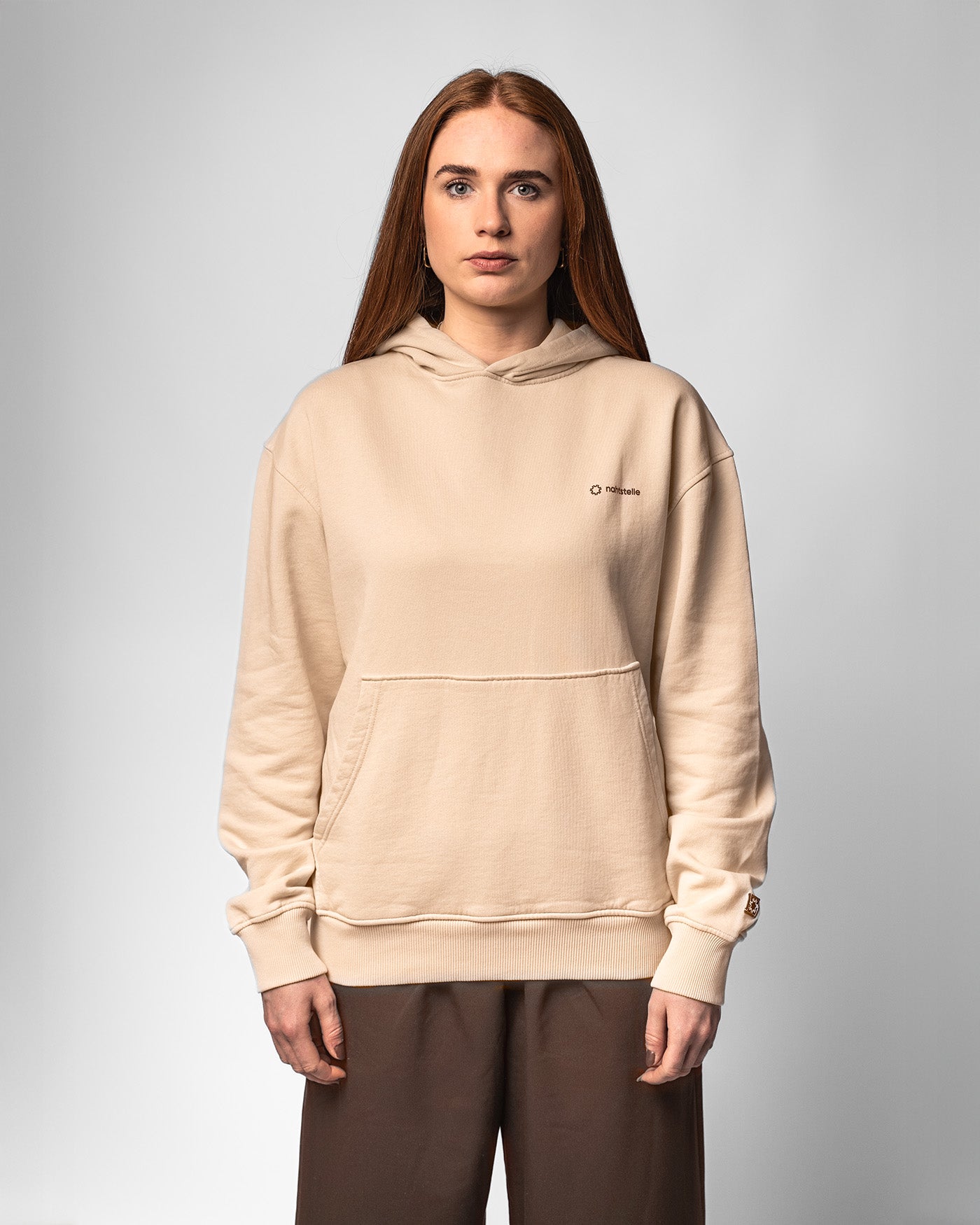 Carla ist 1,80m und trägt Größe M